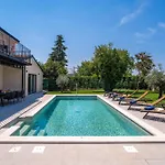 Zara Villa Musalez