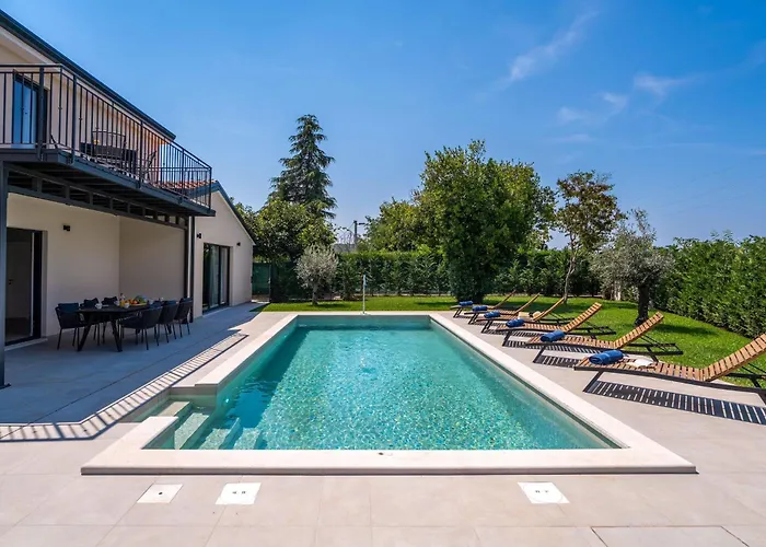 Zara Villa Musalez